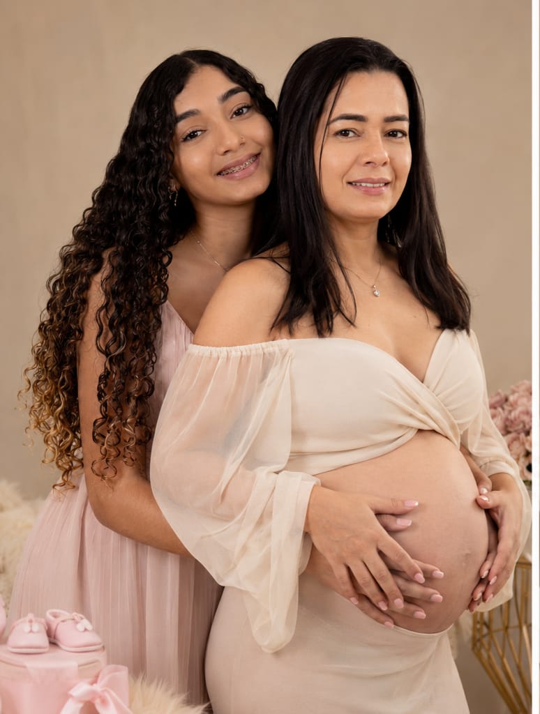 Mãe e filha mais velha na espera de Helena