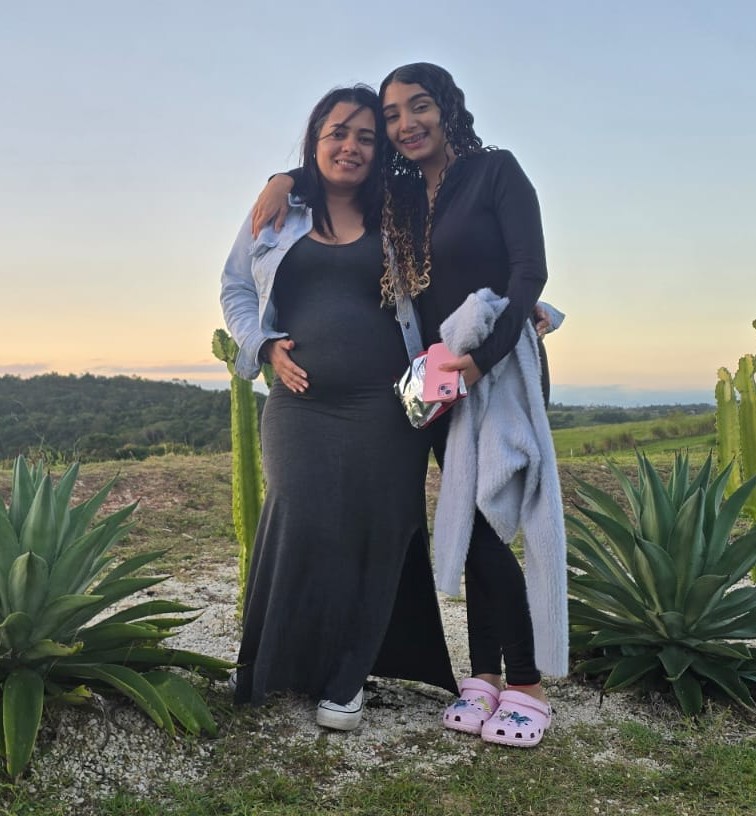 Mãe e filha ao entardecer
